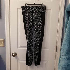 UA black and white patterned running leggings